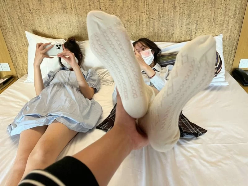 《学生妹足拍》大神与粉丝众筹 重金诱惑学生妹下海足拍 [267V+370P-1.24GB]