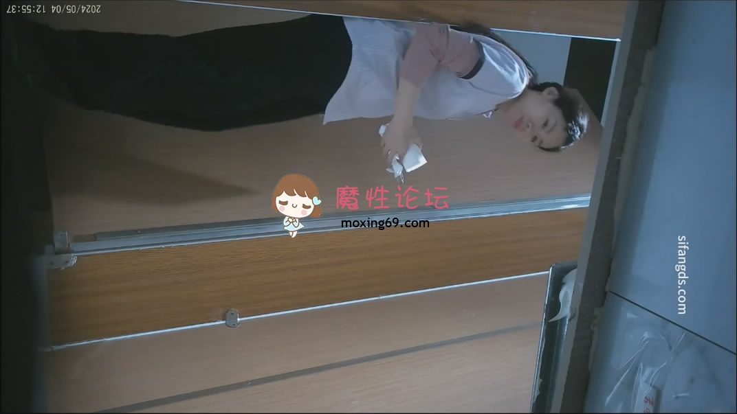 偷拍全景露脸后拍游客尿尿逼逼粉嫩的气质眼镜宝妈《1v+810M》《百度盘》