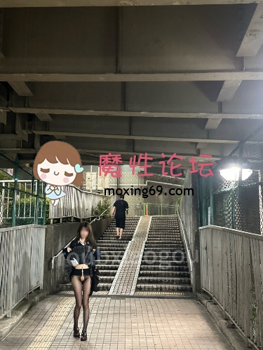 国产自拍《度盘》极品颜值露脸福利女神『优米』第一次在外面尿尿 好像被路过的人看到了 好丢人呜呜，不小心又高潮了，