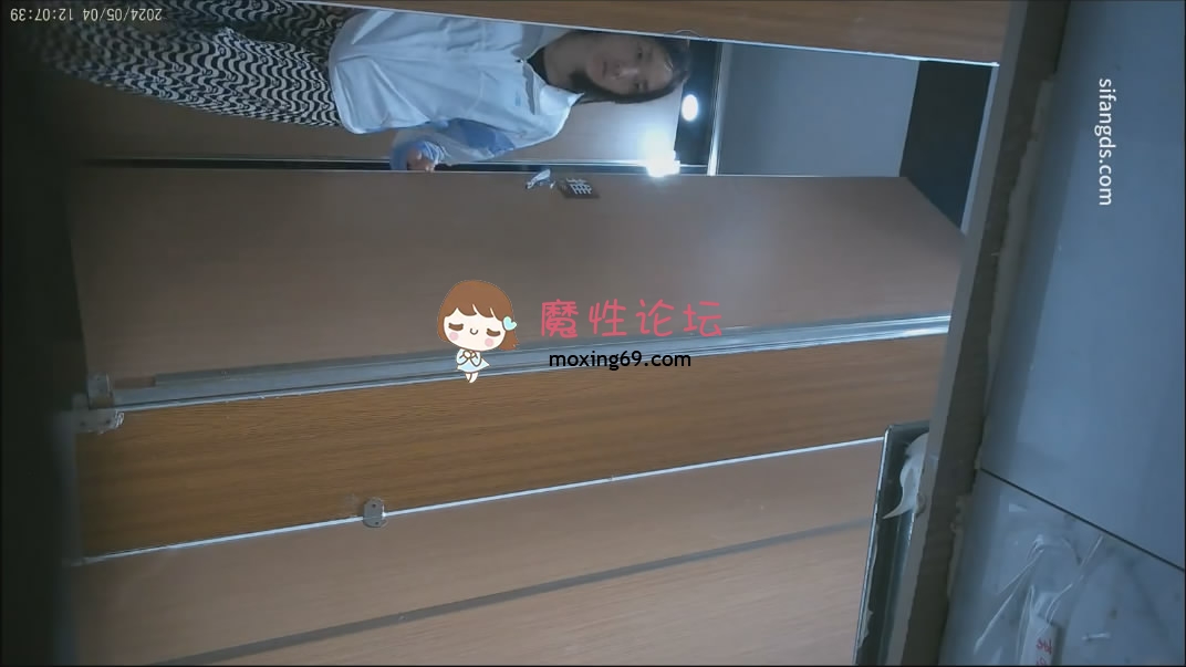 偷拍全景露脸后拍游客尿尿逼逼粉嫩的气质眼镜宝妈《1v+810M》《百度盘》