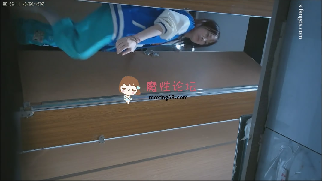 偷拍全景露脸后拍游客尿尿逼逼粉嫩的气质眼镜宝妈《1v+810M》《百度盘》