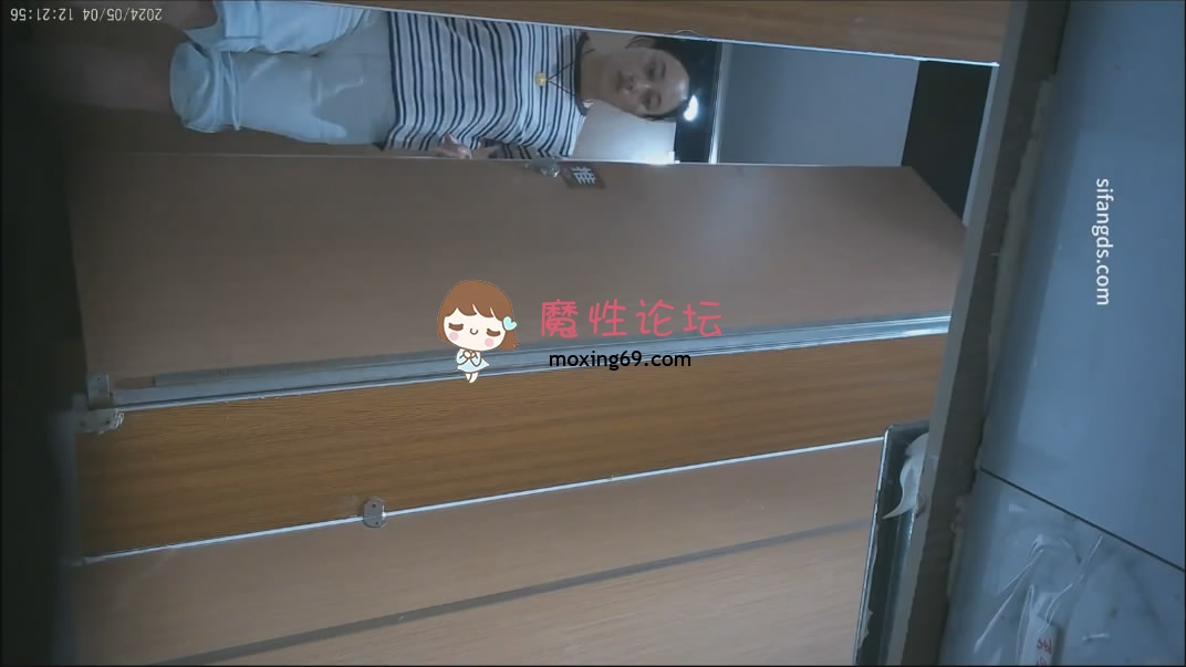 偷拍全景露脸后拍游客尿尿逼逼粉嫩的气质眼镜宝妈《1v+810M》《百度盘》