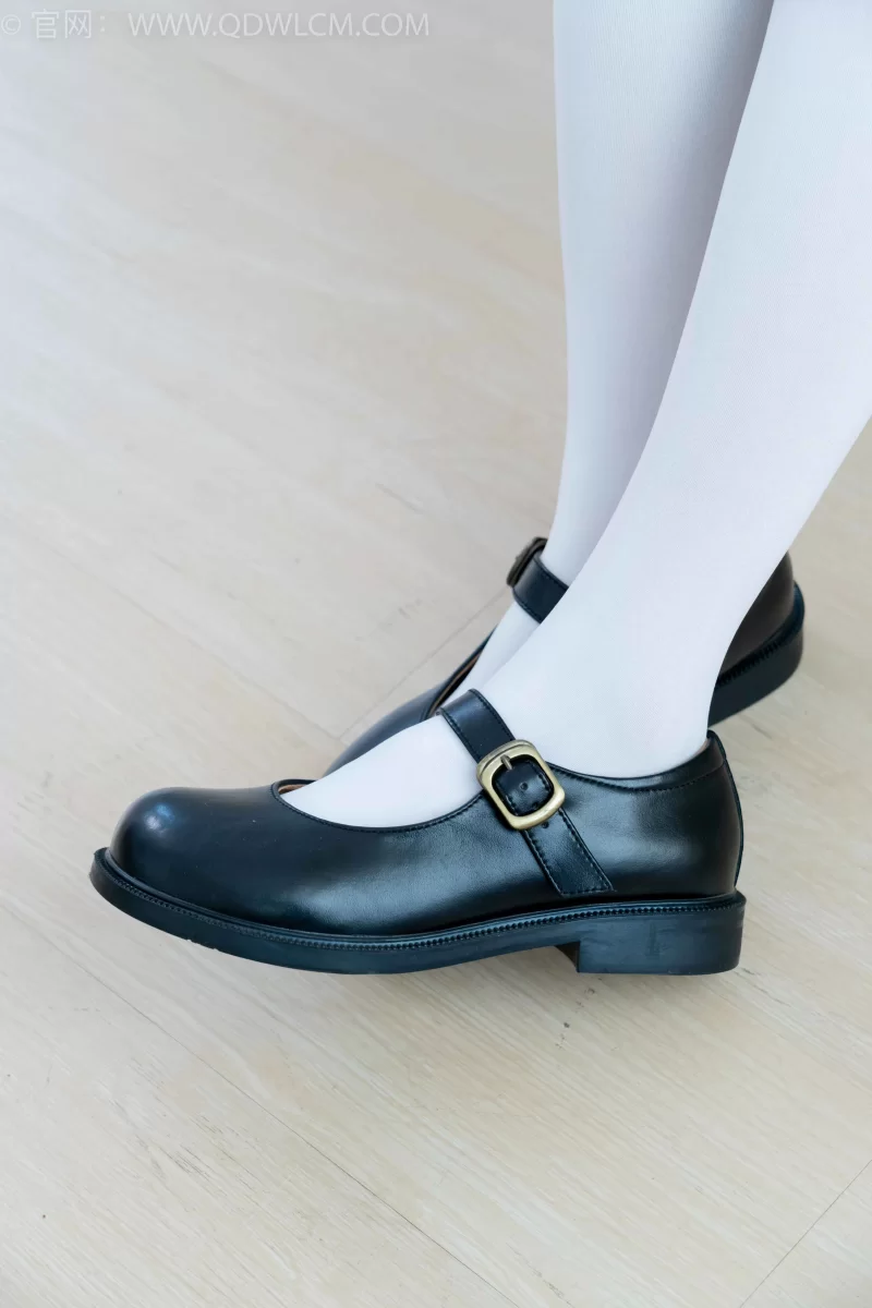 物恋传媒 NO.2244 菜菜-皮鞋、厚白丝、jk制服、皮筋绑脚老 [160P1V-5.06GB]