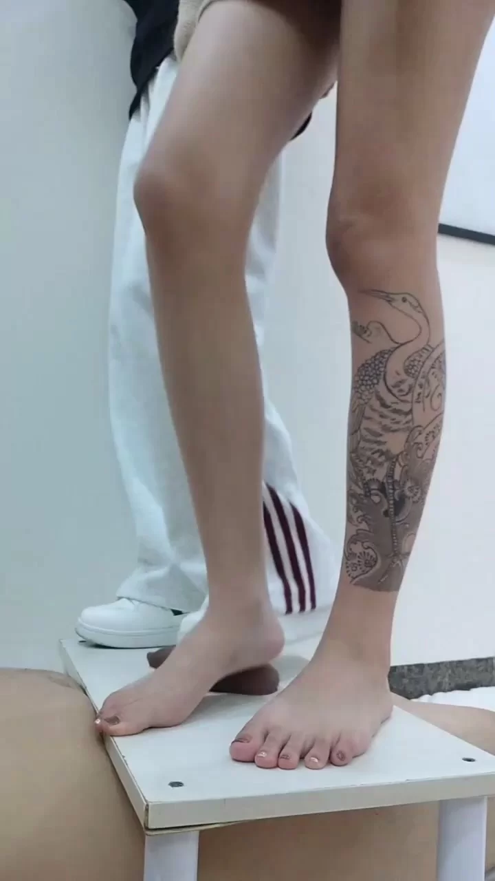 《首发》蛋上蹦迪工作室-少女踩踏足交调教榨精《多V10G》 [多V-10GB]