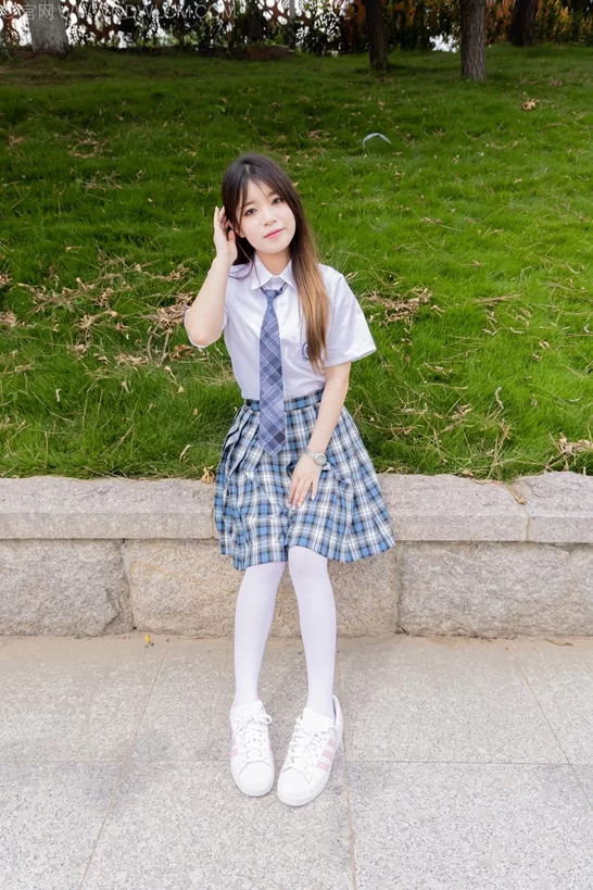 物恋传媒 NO.2242 闪闪-板鞋、厚白丝、户外草地公园沙滩脱 [155P1V-7.73GB]