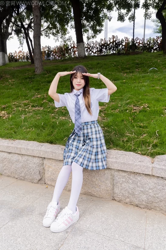 物恋传媒 NO.2242 闪闪-板鞋、厚白丝、户外草地公园沙滩脱 [155P1V-7.73GB]