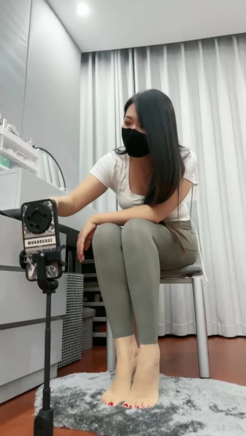 《若依》脚下生活+偷拍网调 [1v-680MB]