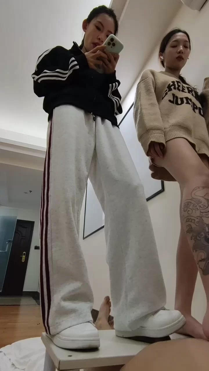 《首发》蛋上蹦迪工作室-少女踩踏足交调教榨精《多V10G》 [多V-10GB]