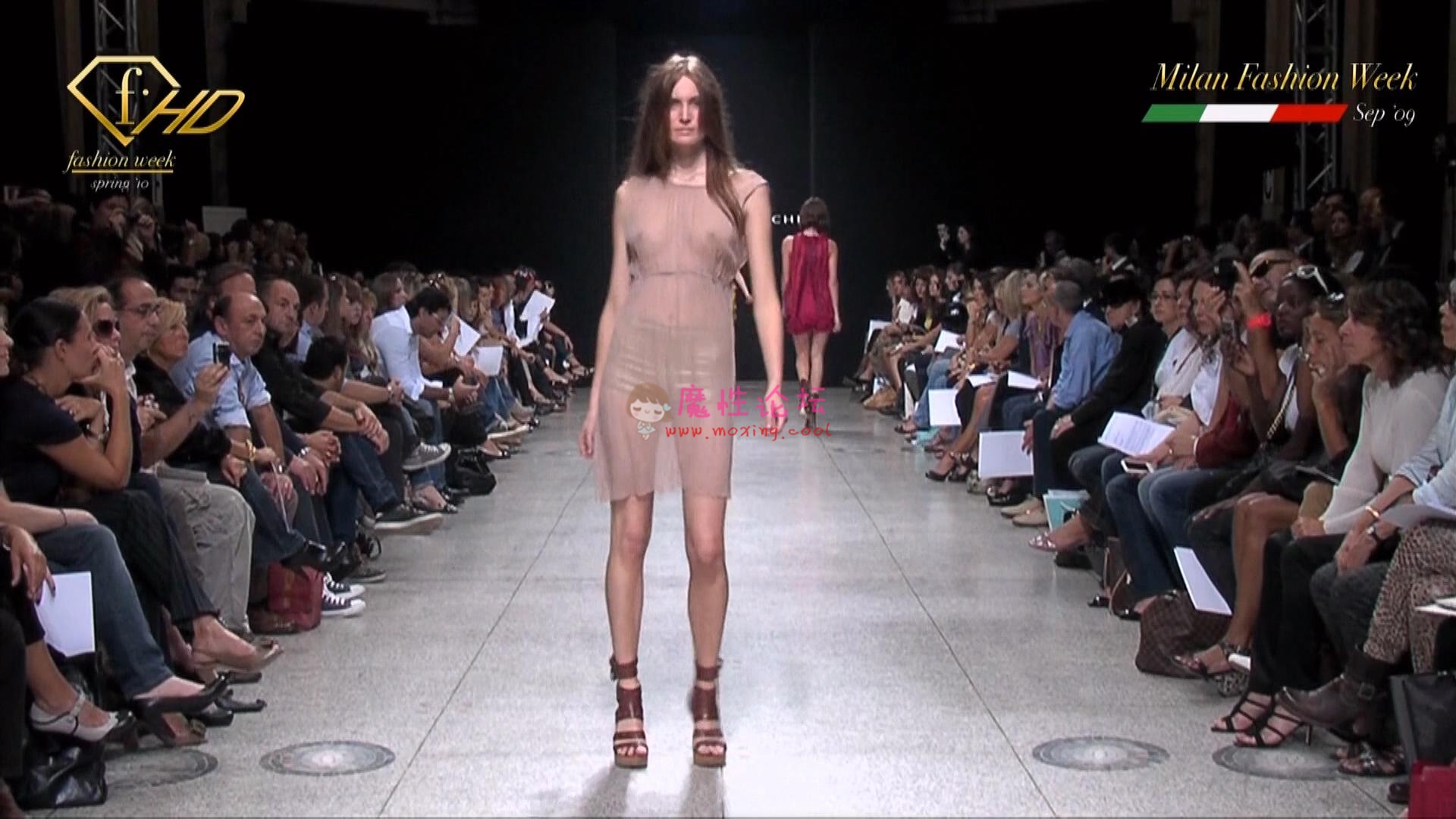 法国时尚台时装秀[38V41.93G][磁力链]