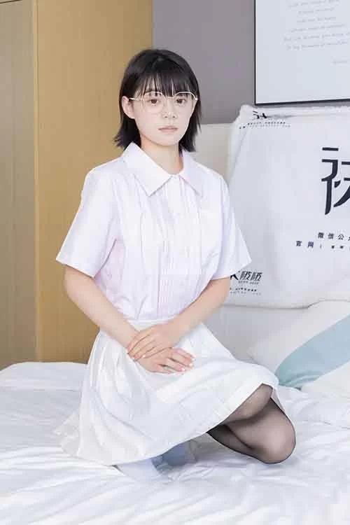 袜啵啵-糯米-超短裙运动鞋、白棉袜黑丝 [148p1v-1.7g]