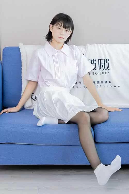 袜啵啵-糯米-超短裙运动鞋、白棉袜黑丝 [148p1v-1.7g]