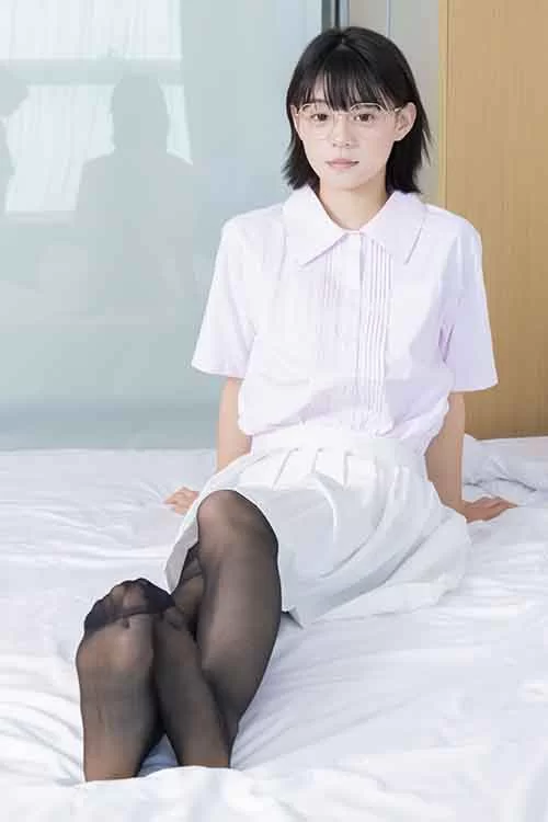 袜啵啵-糯米-超短裙运动鞋、白棉袜黑丝 [148p1v-1.7g]