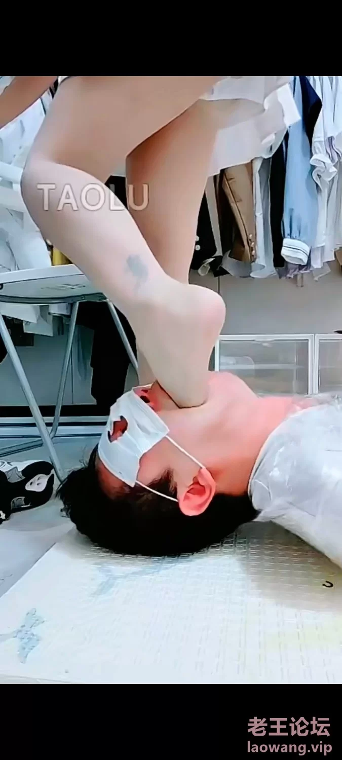 套路 易直播《一茶s》丝足女王 线下调教 暴力踢裆 脚深喉 扇耳光 虐乳 合集 [NV-40.27GB]