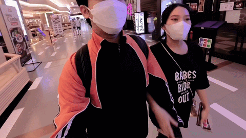 直播亚裔骚浪反差网红《miuzxc》牛仔裤无套后入，巨耐操被干出阿黑颜。