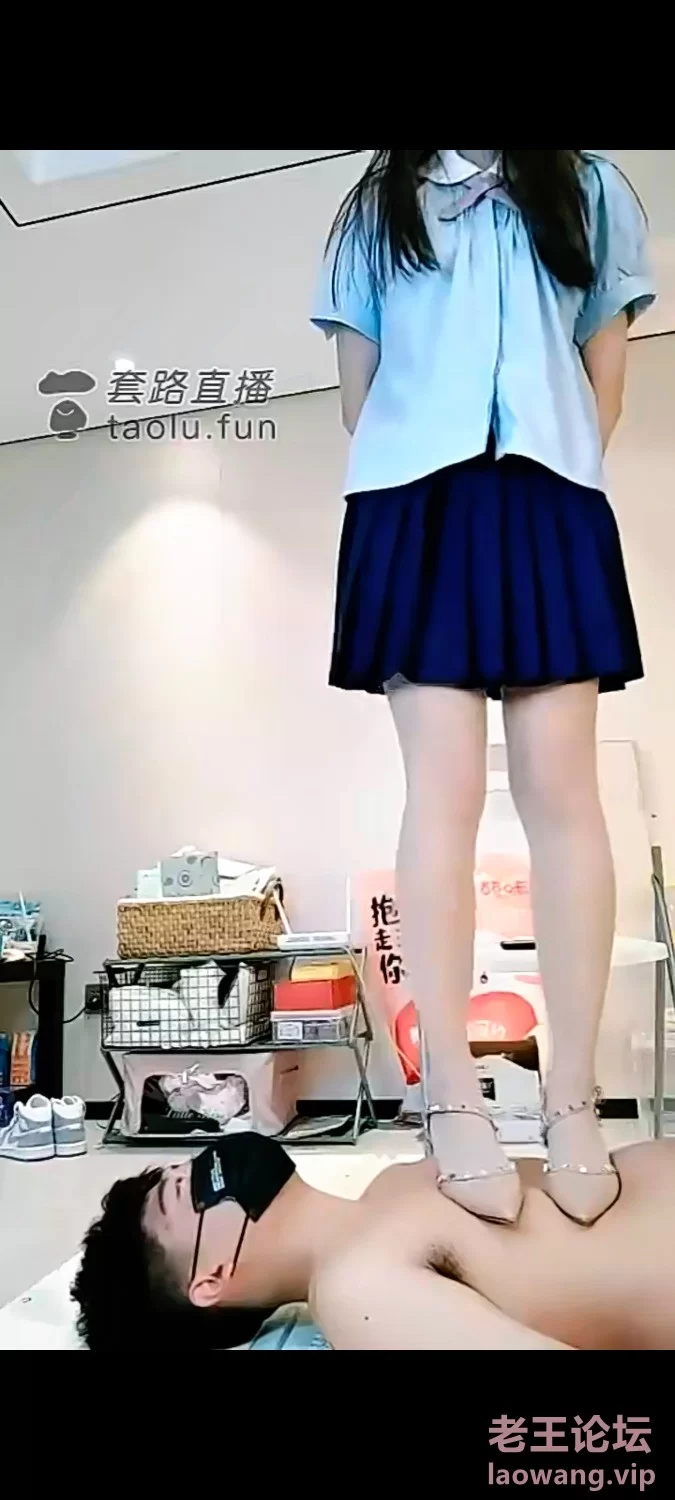 套路 易直播《一茶s》丝足女王 线下调教 暴力踢裆 脚深喉 扇耳光 虐乳 合集 [NV-40.27GB]