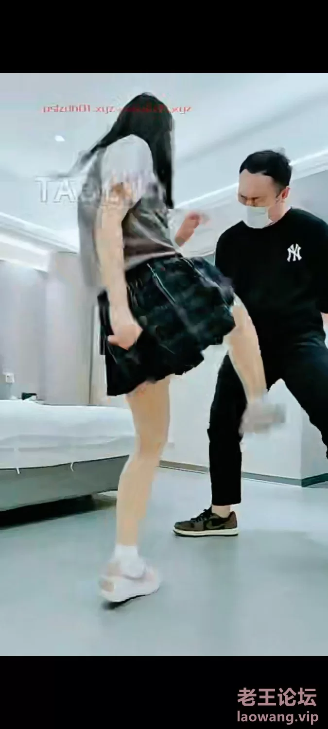 套路 易直播《一茶s》丝足女王 线下调教 暴力踢裆 脚深喉 扇耳光 虐乳 合集 [NV-40.27GB]