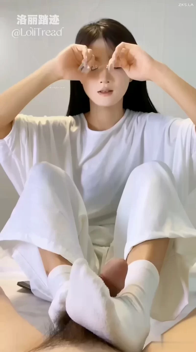 洛丽踏迹 - 第一视角体验精神小妹白袜足交[1V-1.28GB][百度盘] [1V-1.28GB]