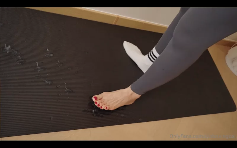 桥本香菜 偷情丈夫突然回家 临时扮演瑜伽 [1-1.1g]