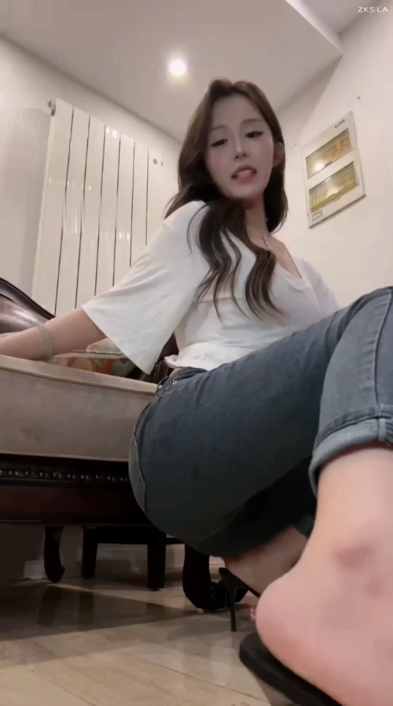 阿芙乐尔 - 红绿灯 榨活在主人脚底被主人戏弄裸足鞋底各 [1V-1.29GB]