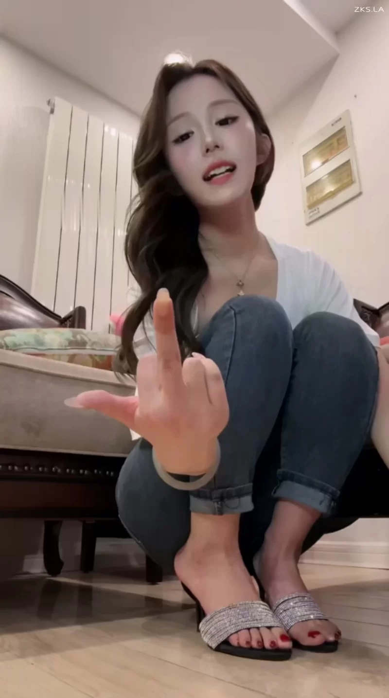 阿芙乐尔 - 红绿灯 榨活在主人脚底被主人戏弄裸足鞋底各 [1V-1.29GB]