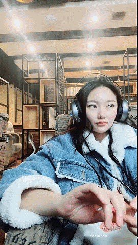 直播骚浪熟女《人间一点红-宅男榨汁姬》美女身材性感大肥臀，户外室内自慰M腿诱惑