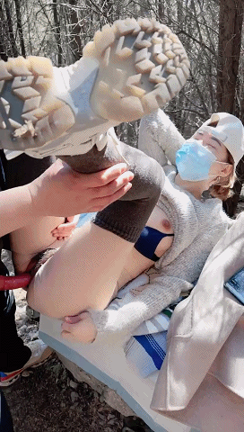 直播《小妖e》与闺蜜公园爬山与陌生人户外啪啪回家双飞。