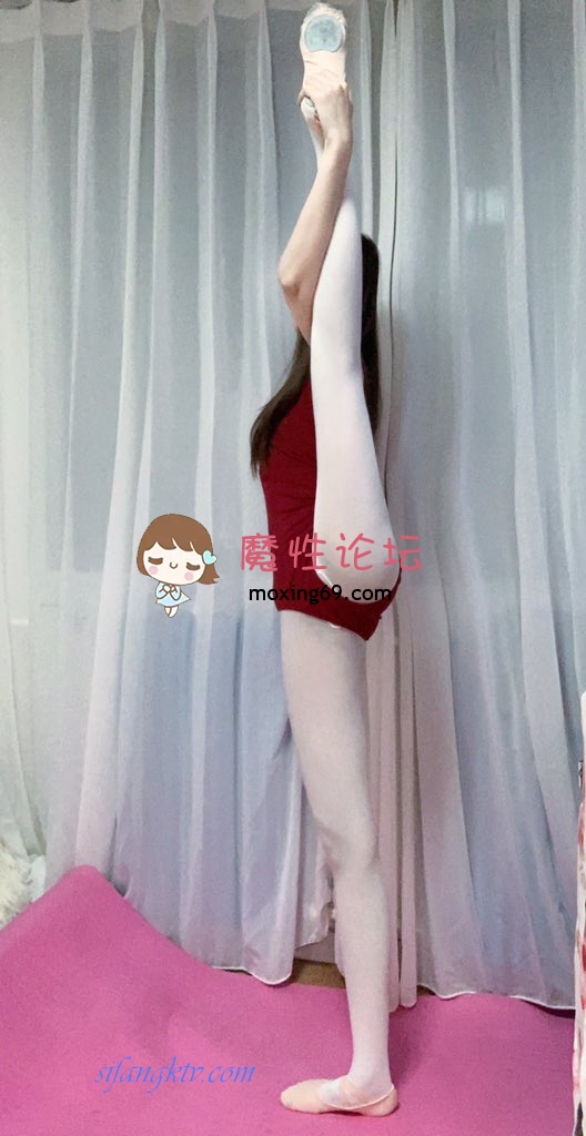 国产顶级舞蹈生 小杏仁和一字马汁汁 户外一字马露出 练功服大劈叉挨插 耳光狗爬暴力调教