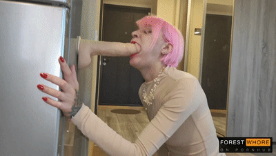 稀有无码流出强推！《Forest Whore》重口多人SM调教，户外露出口爆啪啪拳交喝尿吃土等名场面！