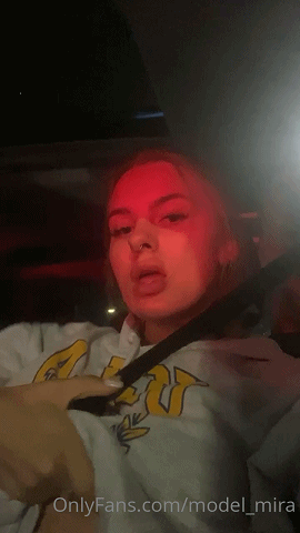 直播OnlyFans极品高颜值女神《Mira David》蜂腰肥臀大长腿，和四眼炮友各种户外野战大片，跟闺蜜玩4p。