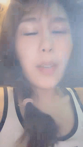 直播户外打野一条龙《户外小苏苏》玩得最疯狂的一位勾搭女王，各种场所露出野外啪啪。