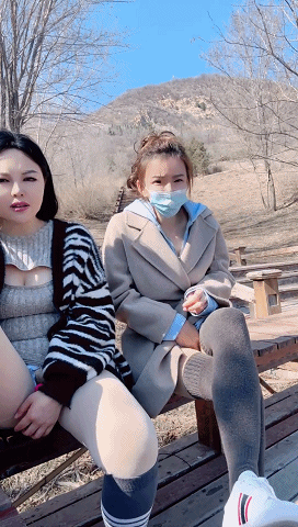 直播《小妖e》与闺蜜公园爬山与陌生人户外啪啪回家双飞。