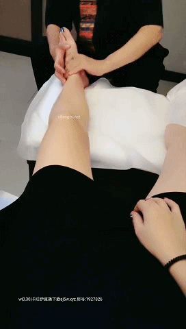 直播骚妇《霸道户外悠悠》户外勾搭按摩男技师啪啪，跳蛋自慰喷水，在公共厕所被后入啪啪。