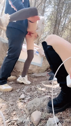 直播《小妖e》与闺蜜公园爬山与陌生人户外啪啪回家双飞。