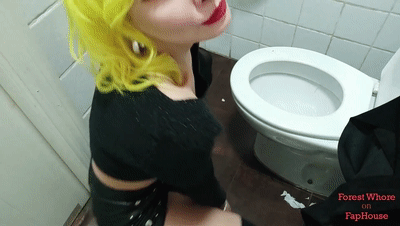 稀有无码流出强推！《Forest Whore》重口多人SM调教，户外露出口爆啪啪拳交喝尿吃土等名场面！