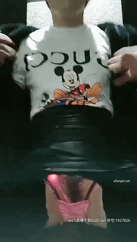 直播骚妇《霸道户外悠悠》户外勾搭按摩男技师啪啪，跳蛋自慰喷水，在公共厕所被后入啪啪。