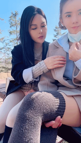 直播《小妖e》与闺蜜公园爬山与陌生人户外啪啪回家双飞。