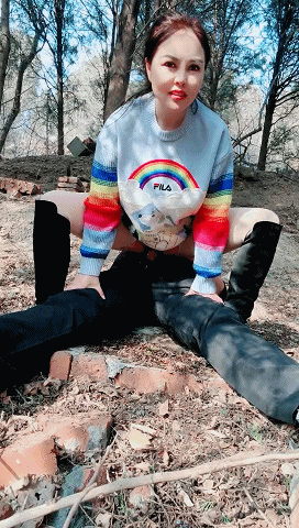 直播《小妖e》与闺蜜公园爬山与陌生人户外啪啪回家双飞。