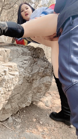 直播《小妖e》与闺蜜公园爬山与陌生人户外啪啪回家双飞。