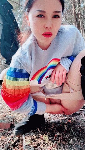 直播《小妖e》与闺蜜公园爬山与陌生人户外啪啪回家双飞。