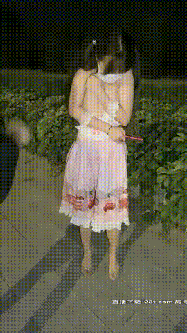 直播深夜户外露出野战，当宠物马路遛狗！给主人口交后入爆菊《橙橙小蘿莉》 ，口交啪啪 乳夹SM捆绑《90v108g》