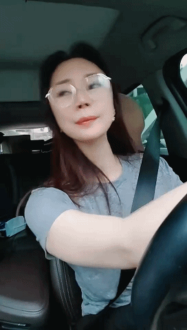 直播G奶御姐《甜心可乐》丝足长腿户外车内大秀，真空跳蛋道具抽插流浆！