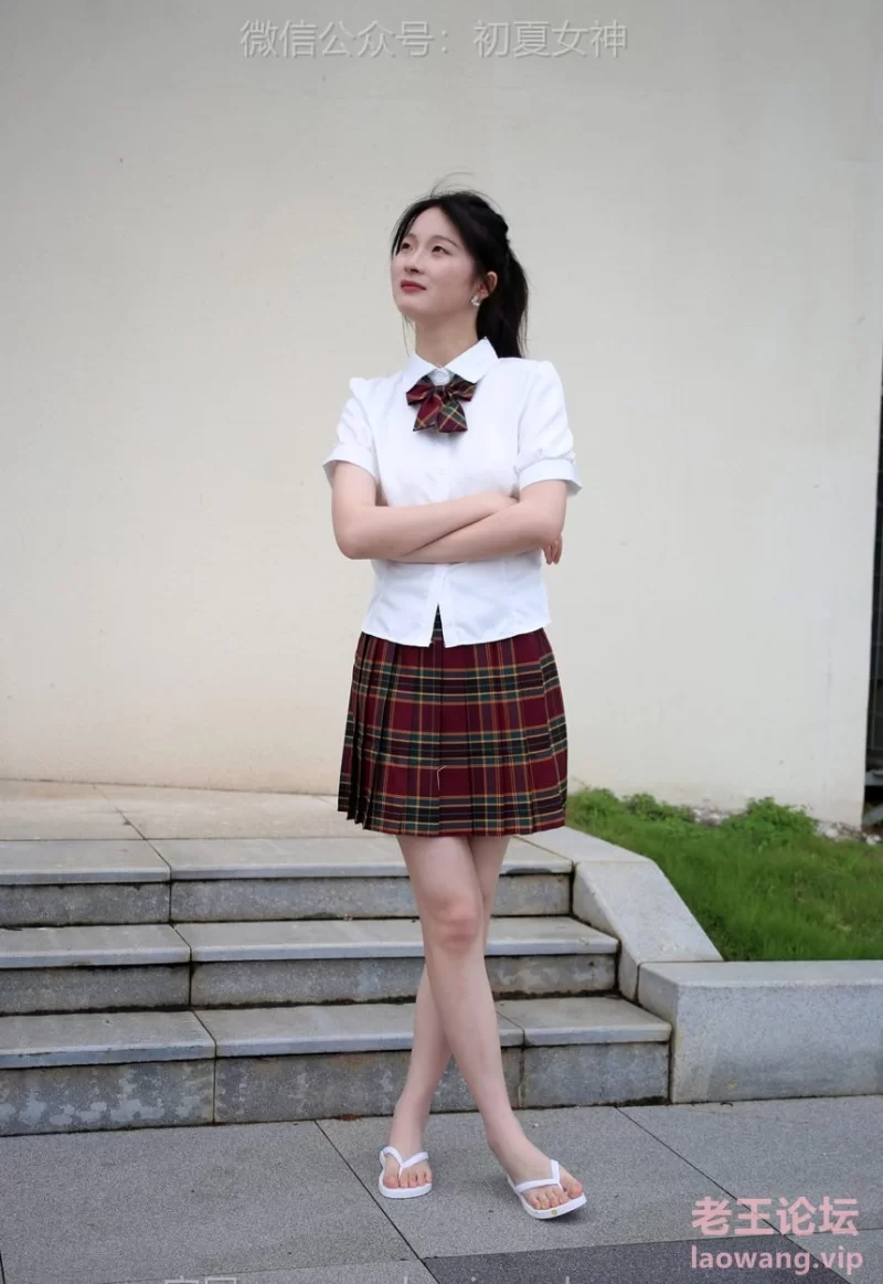 初夏女神 NO.246 安妮 JK人字拖[130P+1V／4.98GB] [130p+1v-4.98g]