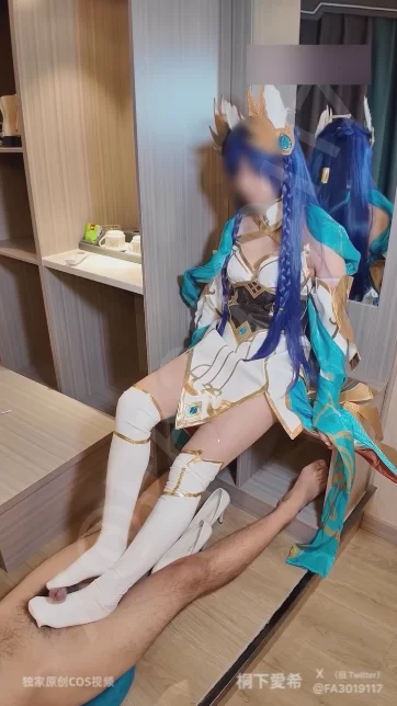 桐下爱希cos英雄联盟刀妹，手足口腿交花样榨精❤️ [1v-557mb]