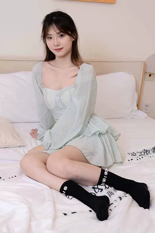 甜予摄影-璇璇-性感超短裙板鞋、黑棉袜 [203p1v-2.6g]