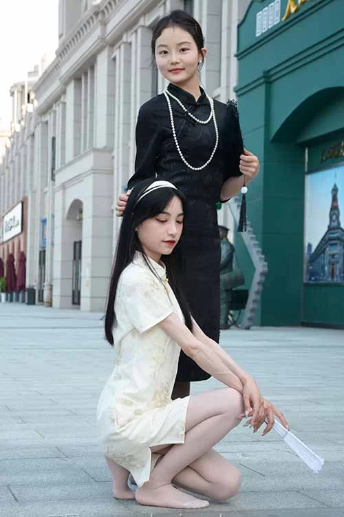 初夏女神-柒柒、双双~黑白旗袍丝袜美腿 [140p1v-0.9GB]