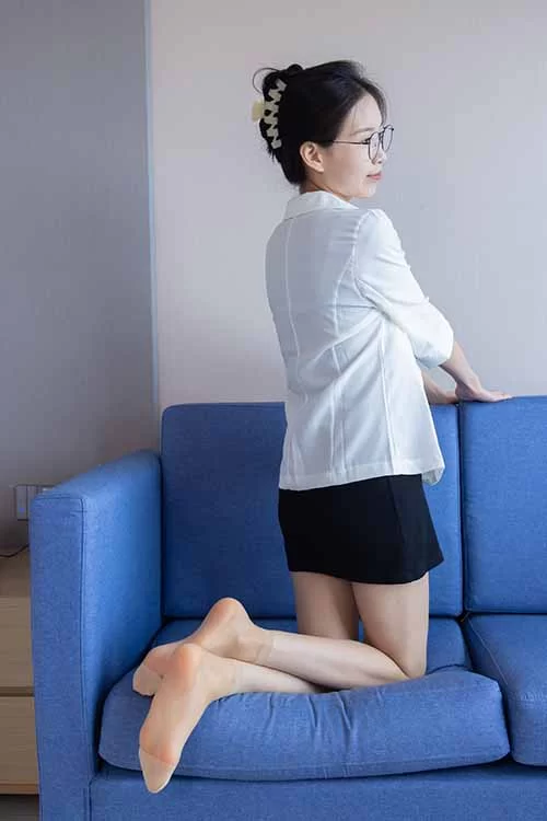 袜啵啵-芝士-制服OL短裙短肉丝、裸足 [141p1v-1.3GB]