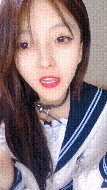 剧情打着舌钉的风骚小妹，颜值很高跟狼友撩骚互动听指挥，揉奶玩逼看特写，肛塞爆菊好刺激，跳蛋塞逼里道具抽插[2V 3523 MB] [BT]