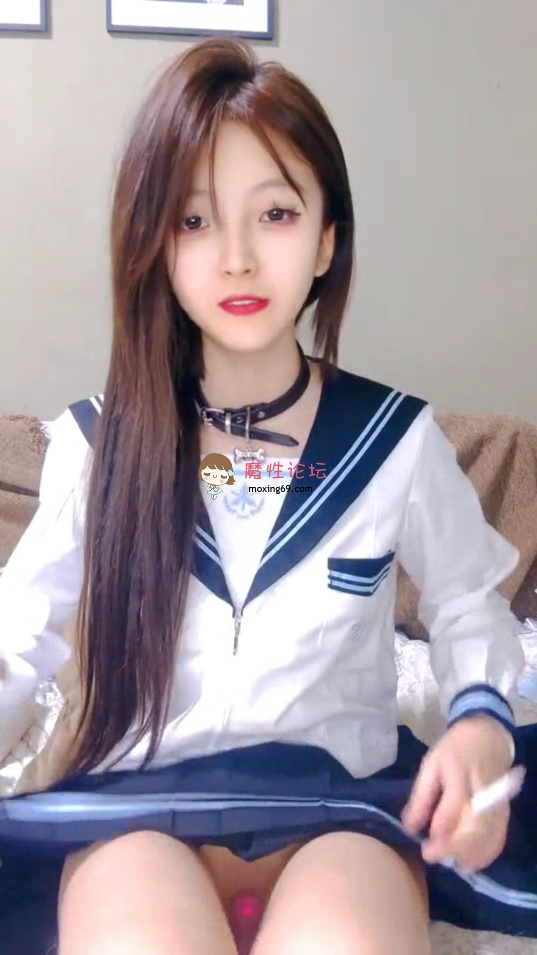 国产自拍打着舌钉的风骚小妹，颜值很高跟狼友撩骚互动听指挥[1v1.6G百度盘]