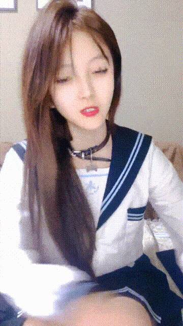 剧情打着舌钉的风骚小妹，颜值很高跟狼友撩骚互动听指挥，揉奶玩逼看特写，肛塞爆菊好刺激，跳蛋塞逼里道具抽插[2V 3378 MB] [BT]