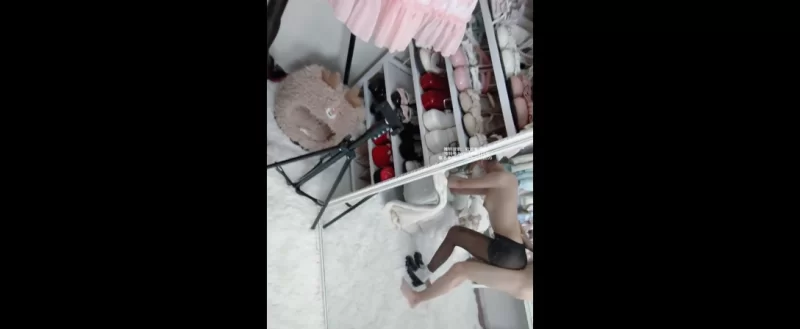 黑丝白袜长腿妹子 [1-1.12g]